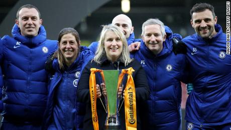 WATFORD, ENGLAND - MARCH 14: Emma Hayes, Head Coach of Chelsea Women&#39;s celebrates with the trophy and her backroom staff after her teams victory during the FA Women&#39;s Continental Tyres League Cup Final match between Bristol City Women and Chelsea Women at Vicarage Road on March 14, 2021 in Watford, England. Sporting stadiums around the UK remain under strict restrictions due to the Coronavirus Pandemic as Government social distancing laws prohibit fans inside venues resulting in games being played behind closed doors. (Photo by Naomi Baker/Getty Images)