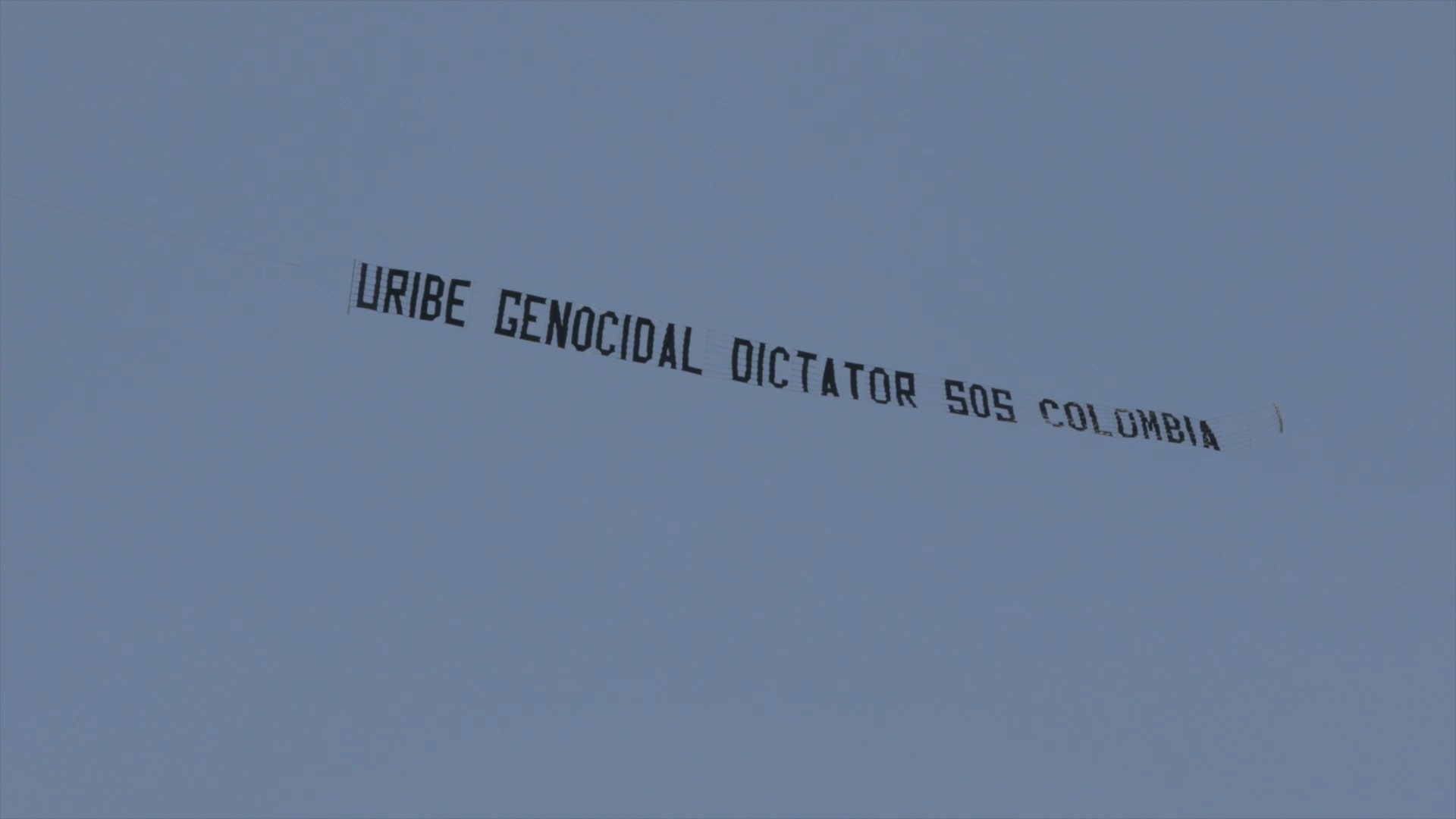 Beto Coral, el colombiano que creó la pancarta de "Uribe genocida dictador"  y la desplegó en un avión en Miami - CNN Video