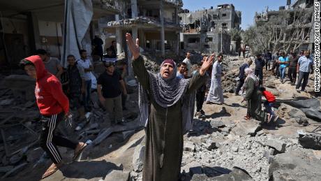 Palestínčanka reaguje, keď ľudia v piatok 14. mája hodnotili škody spôsobené izraelskými náletmi v Pettahu v Gaze.