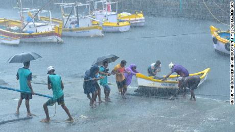 India fue golpeada por el ciclón más fuerte que azotó la costa oeste mientras sufría el desastre de Covid