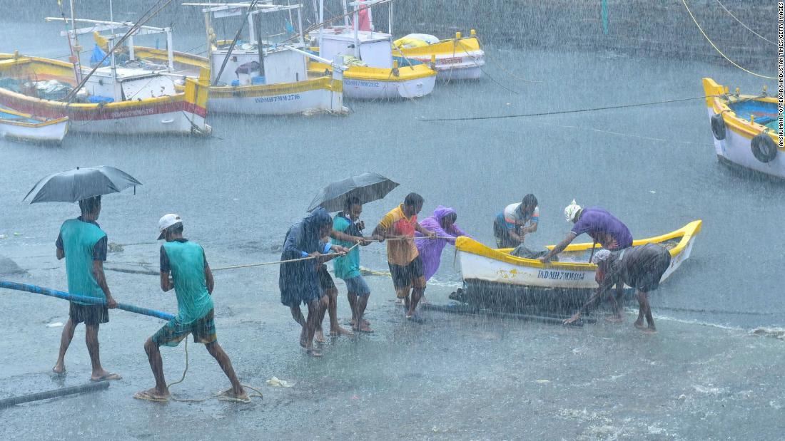 Taifūnas „Tauktae“: bėgdama iš Kovido, Indija sukrėtė stipriausią audrą, kada nors pasiekusią Vakarų pakrantę