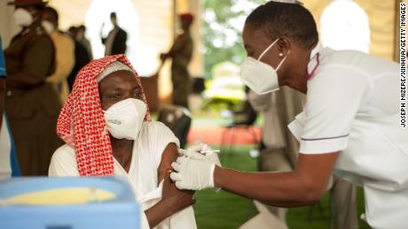 Los países africanos han luchado para asegurar suficientes vacunas Covid-19.  Entonces, ¿por qué desperdiciar miles de dosis?