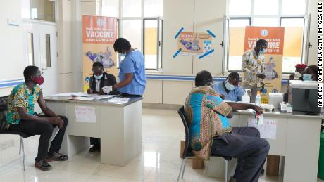 Le personnel reçoit un vaccin contre le Covid-19 dans un hôpital du Soudan du Sud.