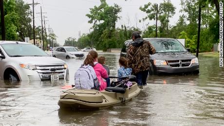 Les parents utilisent des bateaux pour aller chercher les élèves des écoles après que près d'un pied de pluie est tombé à Lake Charles en Louisiane.