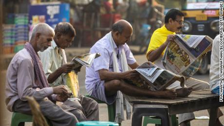 22 अक्टूबर, 2020 को पटना, बिहार, भारत में एक सड़क किनारे चाय की दुकान पर अखबार पढ़ते लोग।