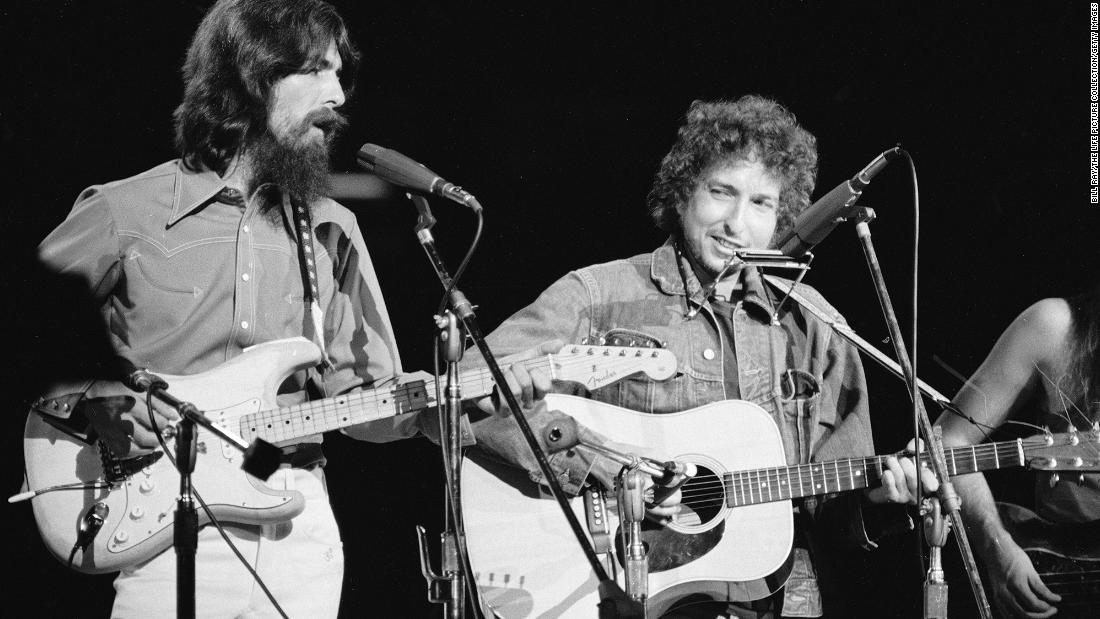 Dylan performs with former Beatle George Harrison at Harrison&#39;s Concert for Bangladesh in 1971.