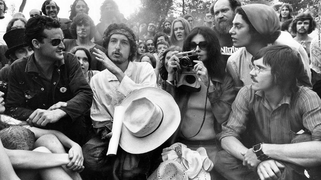 Dylan speaks at the Mariposa Folk Festival on Toronto&#39;s Olympic Island in 1972.