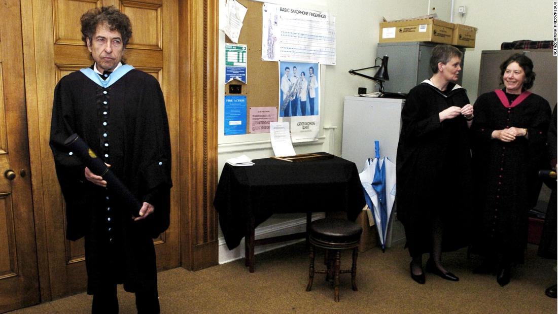 Dylan is seen at the University of St. Andrews in Scotland, where he received an honorary degree in 2004.