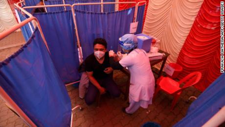 Ένας επαγγελματίας υγείας λαμβάνει μια δόση του εμβολίου Covid-19 για το Coronavirus, Covid-19, AstraZeneca-Oxford, που παρήχθη από το Ινστιτούτο Ορού Ινδίας, στο Νοσοκομείο Bataan κοντά στο Κατμαντού, στις 27 Ιανουαρίου 2021. 