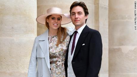 La princesa Beatriu i el seu llavors promès, Edoardo Mapelli Mozzi, assisteixen a un casament a França l'octubre del 2019. 