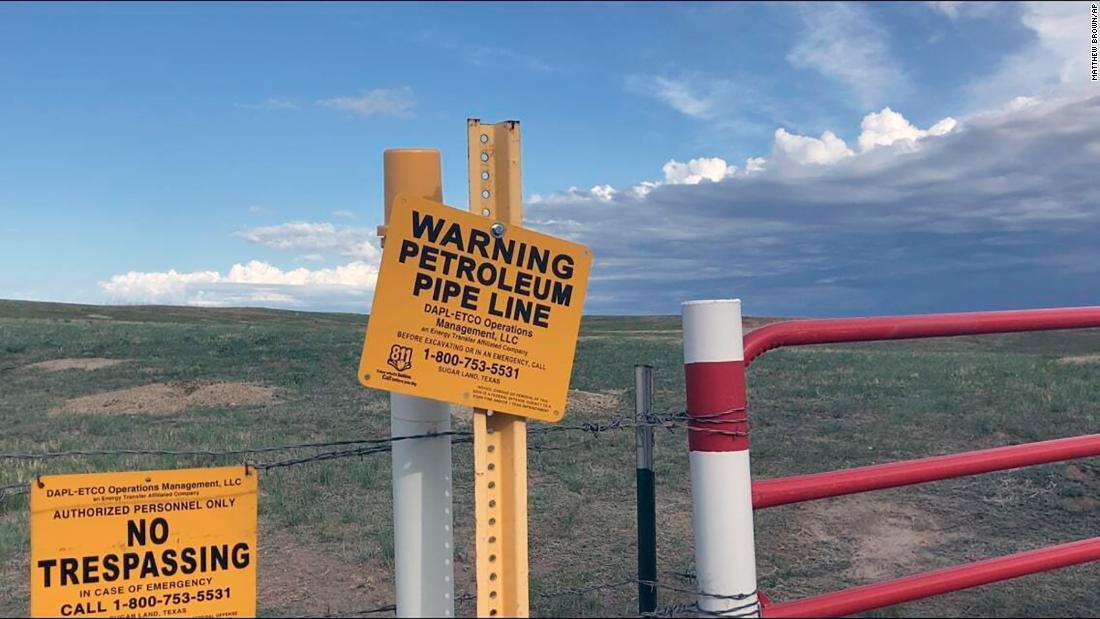 El juez permite que el oleoducto Dakota Access continúe operando durante la revisión ambiental.