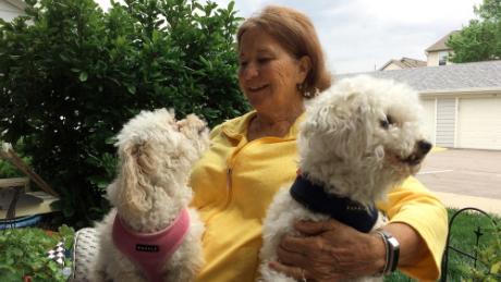 L'enseignante à la retraite Carla Gildewell aime passer du temps avec ses chiens, Annie et Sebastian.