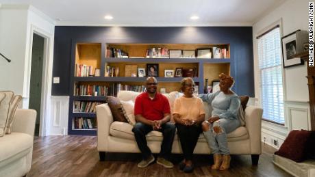 Dawn Moore-Johnson, à droite, et son mari, Anthony Johnson, s'assoient avec sa mère, Delores Moore, qui a emménagé dans leur maison pendant la pandémie.