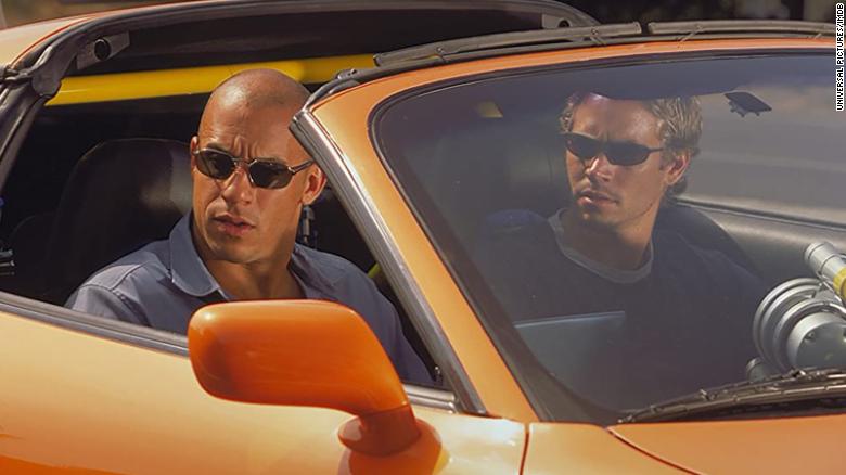 Aktorët Vin Diesel dhe Paul Walker në një skenë nga filmi i vitit 2001 & quot; The Fast and the Furious. & Quot;