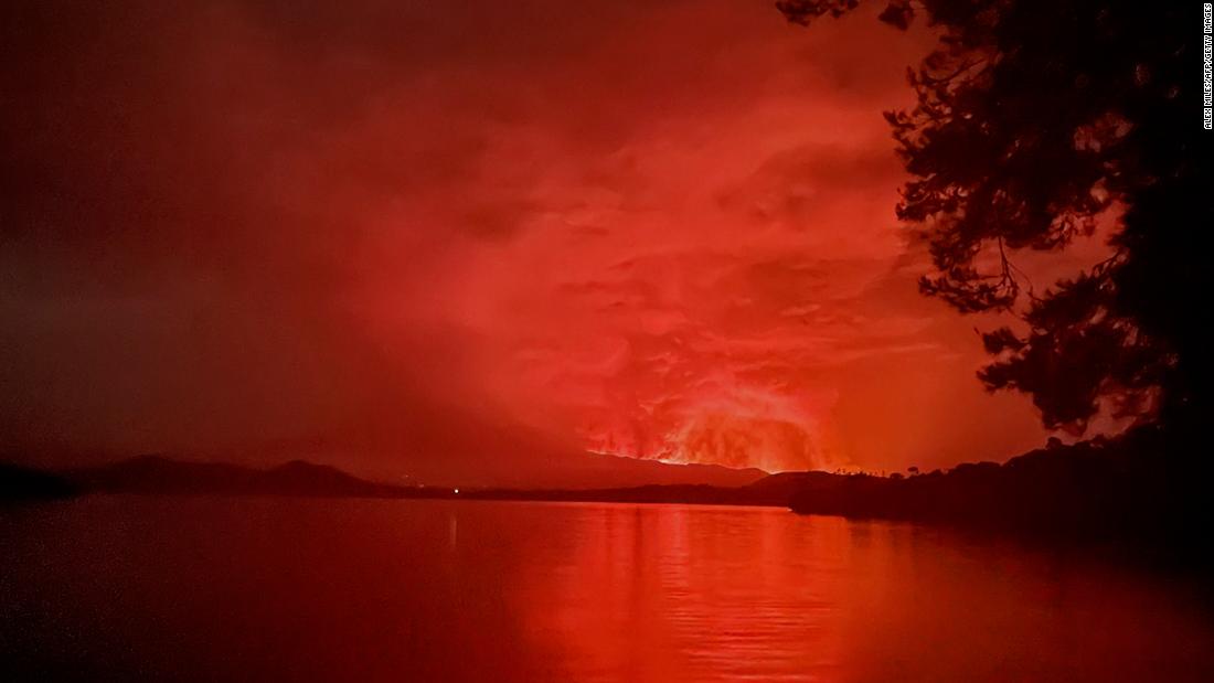 Vulcão Monte Nyiragongo: a lava flui da cidade próxima