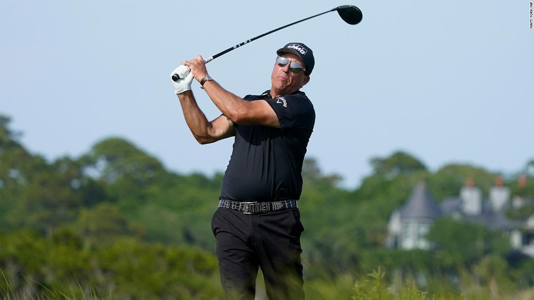 Brilliant Phil Mickelson atop leaderboard heading into final round at PGA Championship