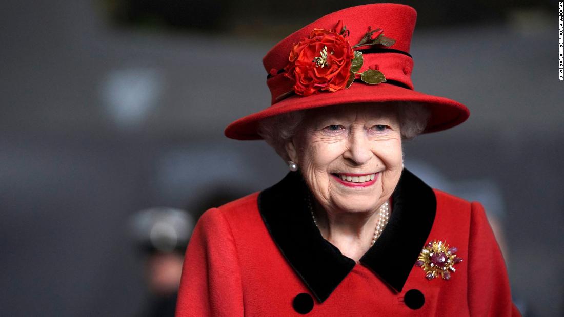 Kráľovná Alžbeta navštevuje najväčšiu britskú vojnovú loď, ktorá sa plaví smerom k Juhočínskemu moru