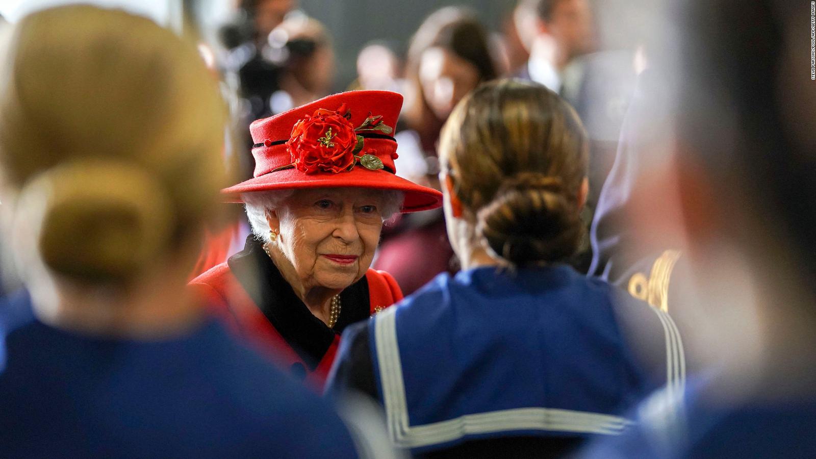 Queen Elizabeth Visits Uks Largest Warship As It Set Sails For South 
