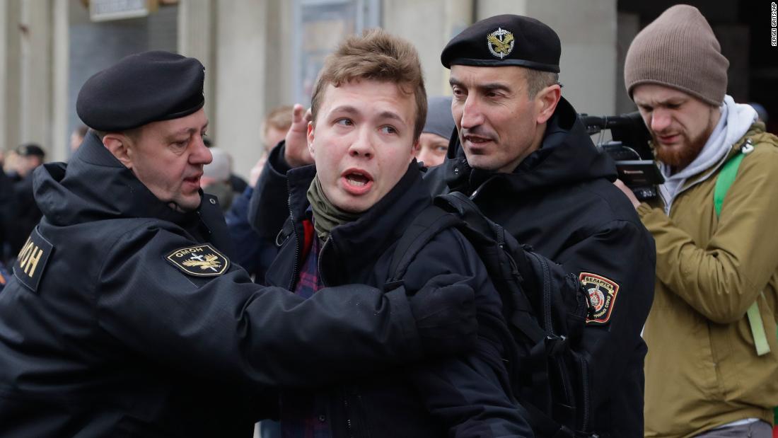 Baltarusijos žurnalistas Romanas Protasevičius pasirodė valstybinėje televizijoje, kai kritikai kritikuoja jo areštą kaip „įkaitų paėmimą“.