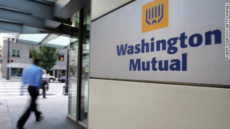People walk past Washington Mutual Inc.&#39;s headquarters September 16, 2008 in Seattle. 
