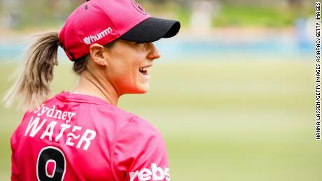 SYDNEY, AUSTRALIA - NOVEMBER 07:  Captains Ellyse Perry of the Sixers during the Women&#39;s Big Bash League WBBL match between the Sydney Sixers and the Hobart Hurricanes  at North Sydney Oval, on November 07, 2020, in Sydney, Australia. (Photo by Hanna Lassen/Getty Images)