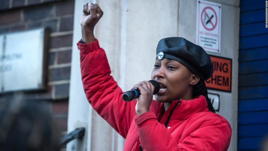 Saša Džonsone: BLM aktīviste Saša Džonsone ir saukta par vīriešiem, kas ienāk partijā, ziņo Londonas policija, savukārt atbalstītāji pieprasa atbildību