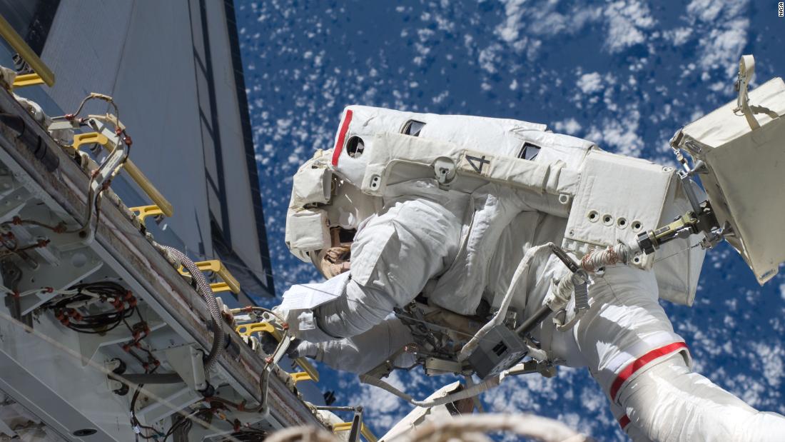 This is what it's like to walk in space