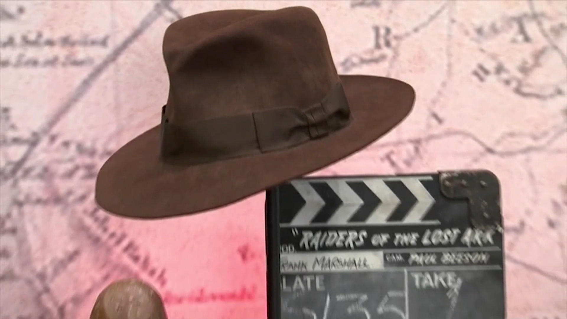 Subastan sombrero de Indiana Jones y las gafas de Harry Potter - CNN Video