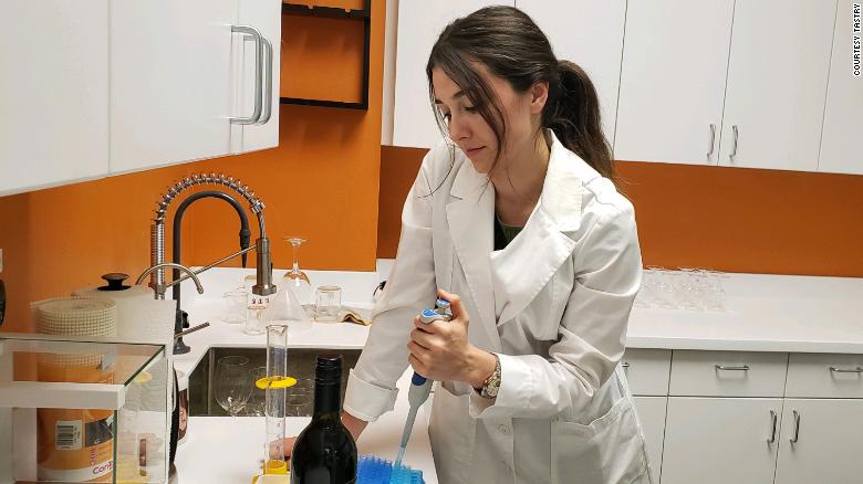 La fundadora de Tastry, Katerina Axelsson, con muestras de vino en un laboratorio. 