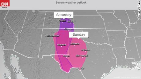 Perspectives de temps violent du Storm Prediction Center, avec un ombrage violet indiquant le risque de samedi à samedi soir et un ombrage rose indiquant le risque de dimanche à dimanche soir.