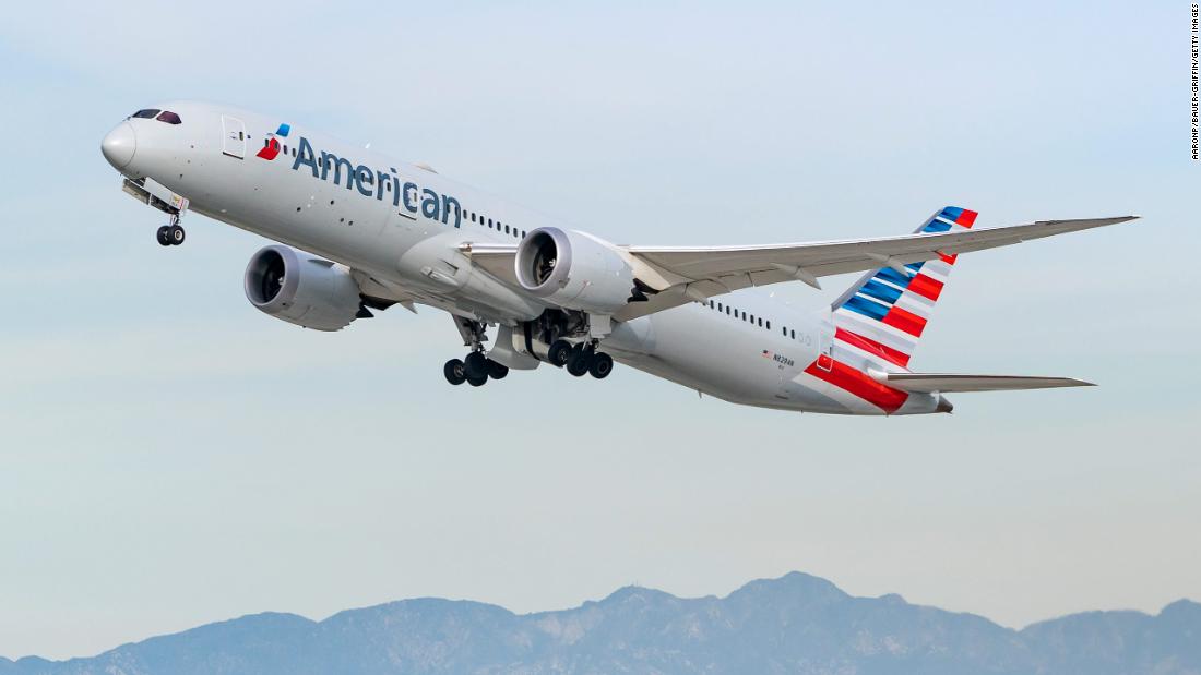 American Airlines tham gia cùng Southwest đình chỉ dịch vụ rượu sau khi hành hung một tiếp viên hàng không