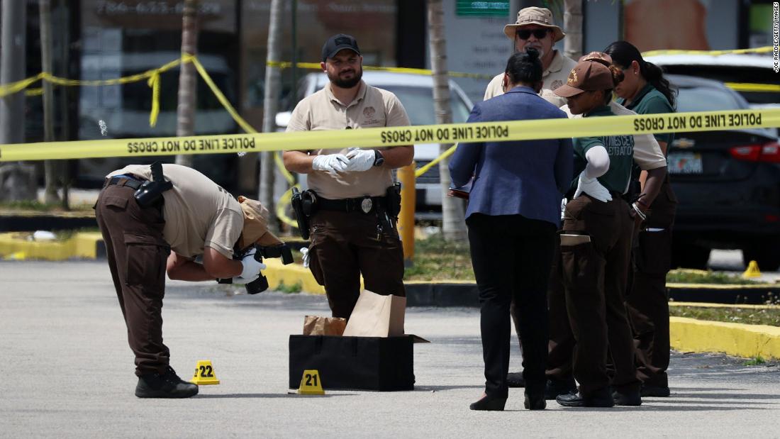 Florida Shooting : What Happened In The 82 Minutes Between Nikolas Cruz S Arrival And Arrest During Florida Shooting Chicago Tribune - At least 23 people were shot and two were killed sunday when three men got out of a vehicle and began firing into a crowd outside a concert venue in southern florida, police said.