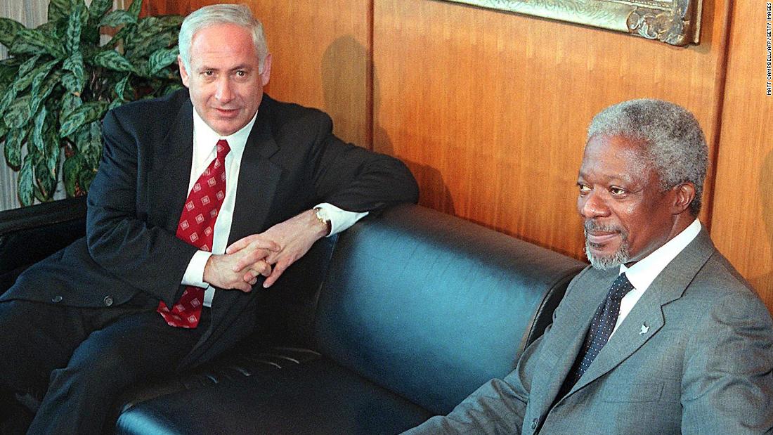 Netanyahu and UN Secretary-General Kofi Annan meet in Annan&#39;s office in New York in May 1998.