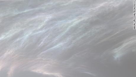 Merak, Mars'taki renkli, parıldayan bulutlarda casusluk yapıyor