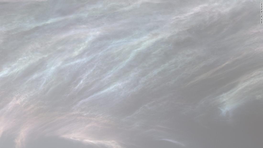 Tàu thám hiểm Curiosity đang theo dõi những đám mây nhiều màu sắc lung linh trên sao Hỏa