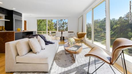 Sellers picked an all-cash offer at $1.7 million that could close in five days when selling this home in Beverly Hills.