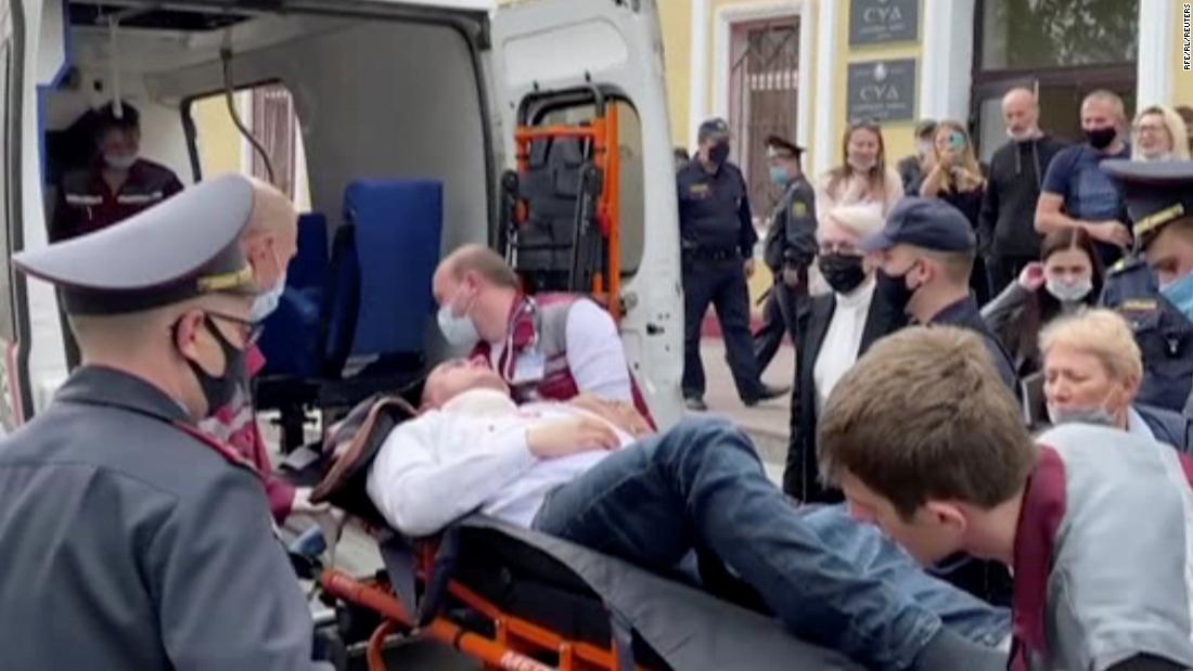 Nhà hoạt động người Belarus Stefan Latypov tự đâm mình trong phiên điều trần ở Minsk