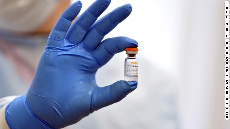Một nhân viên y tế cầm một lọ vắc xin CoronaVac trong chiến dịch tiêm chủng ở Kiev, thủ đô Ukraine. 