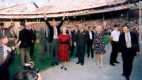 US President George Bush (C), Britain&#39;s Queen Elizabeth II (C), Prince Philip, Duke of Edinburgh (4th R) and Barbara Bush (3rd R) wave to the crowd before the start of the Orioles vs. the Oakland Athletics baseball game at the Memorial Stadium in Baltimore on May 15, 1991. 