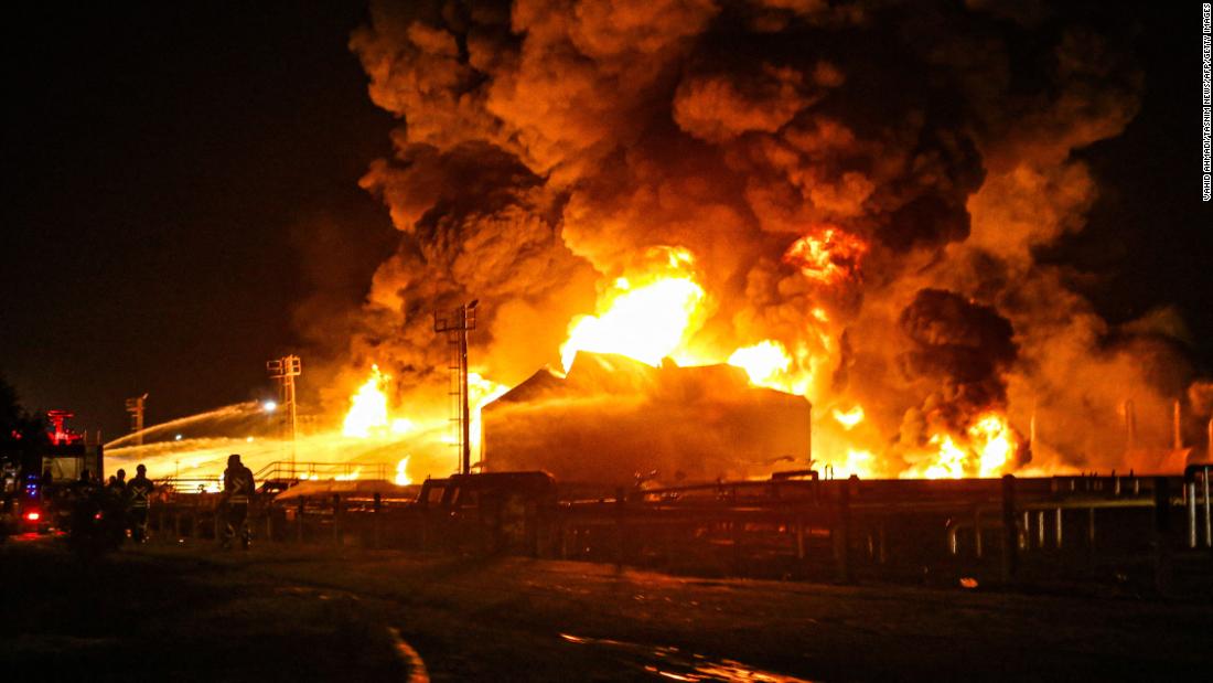 Irano naftos perdirbimo gamyklos gaisras: ugniagesiai gesina didžiulį gaisrą nutekėjus SND linijoms ir sprogus