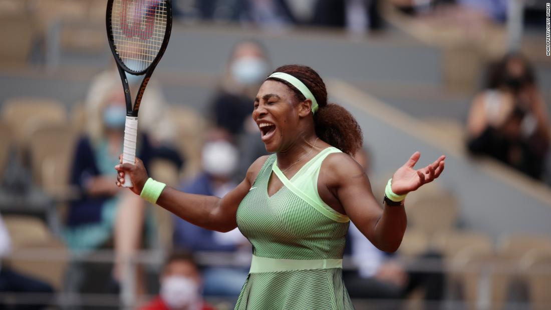 Serena Williams powers into French Open fourth round as she aims for history