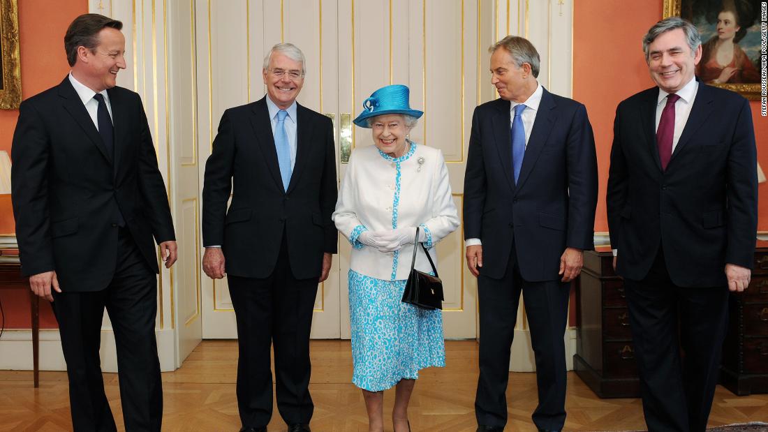 Britain&#39;s Queen Elizabeth II poses in 2010 with several of the prime ministers who have served during her reign. With the Queen, from left, are David Cameron, John Major, Tony Blair and Gordon Brown.