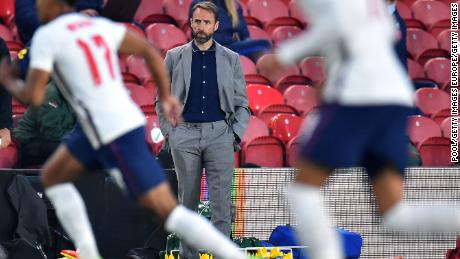 L'entraîneur anglais Gareth Southgate regarde pendant le match amical international contre l'Autriche.