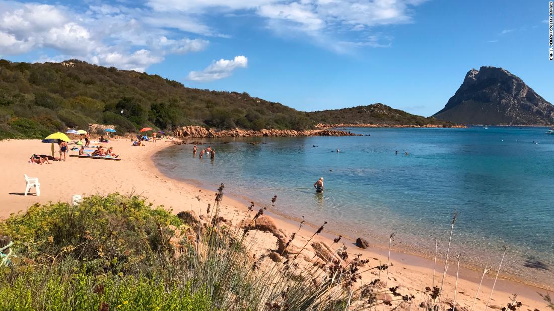 Decenas de turistas multados después de que la policía confiscara 90 kilos de arena y conchas extraídas de las playas de Cerdeña