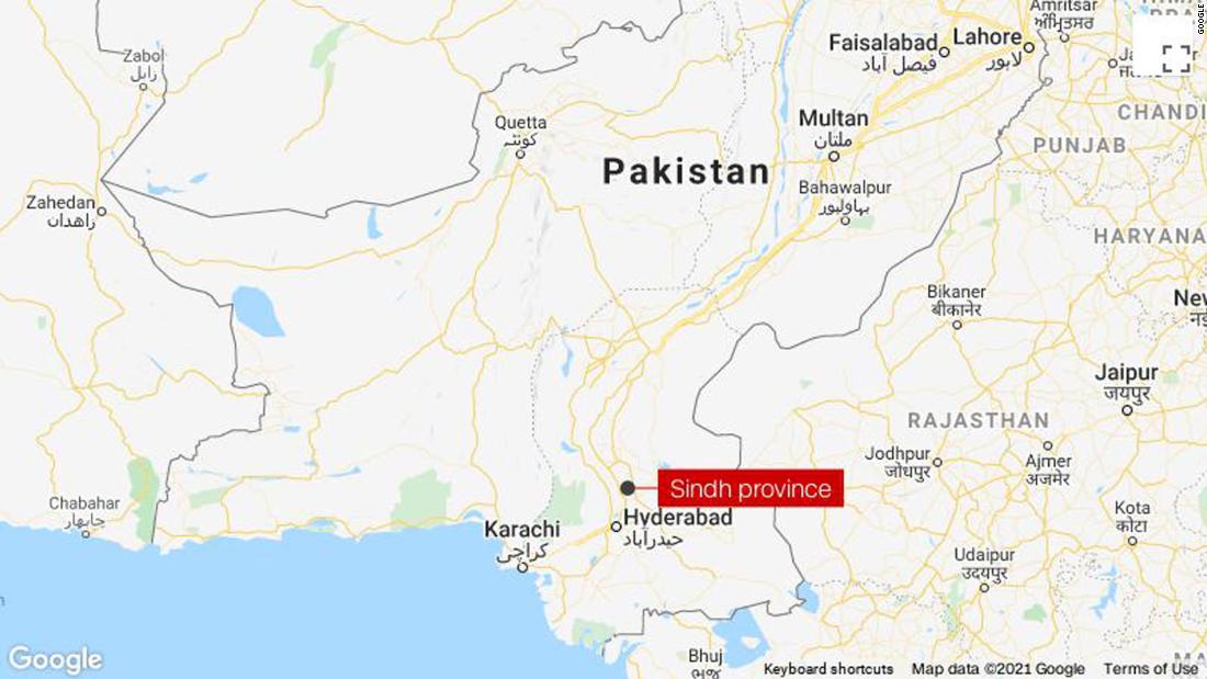 At least 20 killed in train crash in southern Pakistan