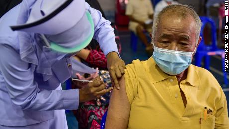 ممرضة تدير لقاح فيروس كورونا Astrogenega Govit-19 في 7 يونيو في حرم مستشفى ناراثيوات في مقاطعة ناراثيوات الجنوبية.
