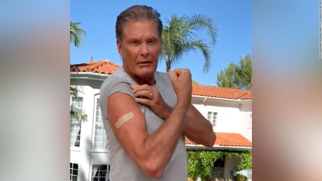 David Hasselhoff macht einen Video-Appell für die deutsche Impfkampagne