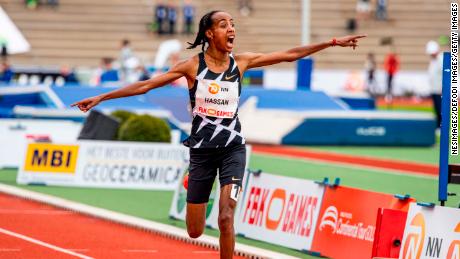 Hassan celebrates her world record -- a mark that would only stand for just two days. 