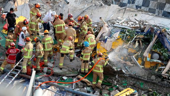 Les pompiers recherchent des survivants dans un bâtiment effondré à Gwangju, en Corée du Sud, le 9 juin.