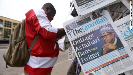 一名男子在尼日利亚阿布贾的报摊上看报纸。 照片：Afolabi Sotondi/路透社